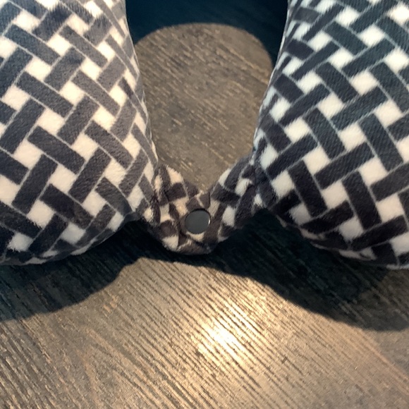 NECK PILLOW - Picture 2 of 4